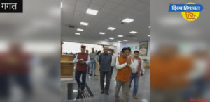 किशन कपूर रामस्वरूप शर्मा गगल एयरपोर्ट से दिल्ली रवाना, सेल्फी वालों की लगी भीड़