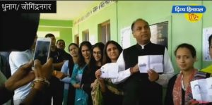 सीएम जयराम ठाकुर ने डाला वोट, रामस्वरूप शर्मा ने सेरू पोलिंग बूथ पर किया मतदान
