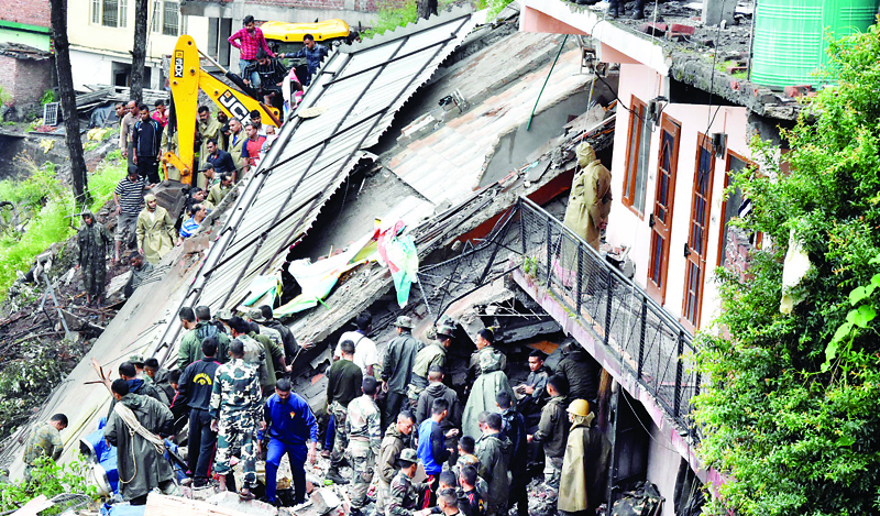 सोलन में चार मंजिला इमारत गिरी, 6 जवानों समेत 7 की मौत,बचाव अभियान जारी ...