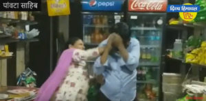 महिला दुकानदार ने नमकीन चुराते चोर की जमकर कर दी धुनाई