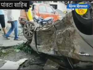 पांवटा में स्टंट करती उड़ी कार ने तोड़ी दुकान नैनो कार, राहगीर भी लिया चपेट में