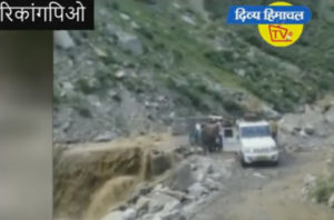 हिंदुस्तान तिब्बत मार्ग पर बारिश का कहर, अस्थायी पुल से ऊपर गुजर रहा पानी