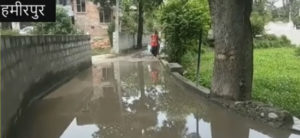 यह देखिए! हमीरपुर शहर की सड़क बनी तालाब