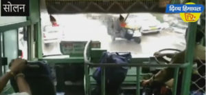 एचआरटीसी बसों के अंदर छाता लेकर सफर, छतों से टपक रहा पानी