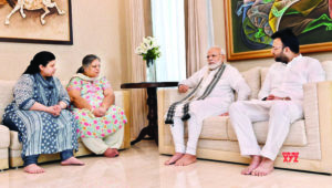 जेटली के परिजनों से मिले प्रधानमंत्री मोदी