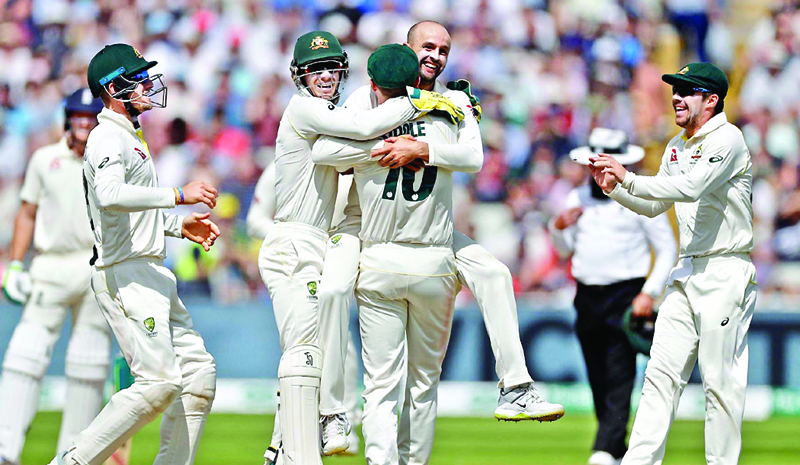 वर्ल्ड चैंपियन इंग्लैंड टेस्ट में फुस्स, स्मिथ के शौर्य से पहला एशेज टेस्ट जीते कंगारू