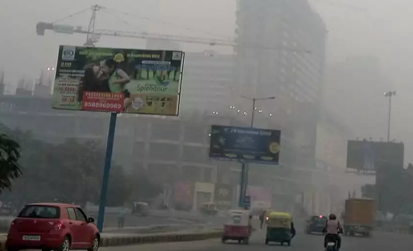प्रदूषण से दिल्ली-एनसीआर की सांसें घुटीं, हेल्थ इमरजेंसी घोषित, छठ पर नहीं फोड़ पाएंगे पटाखे