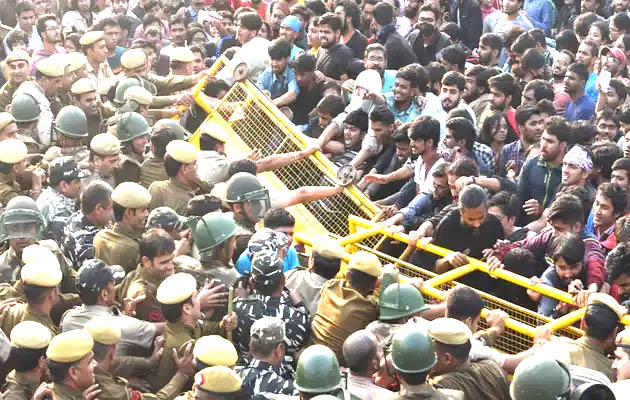 जेएनयू स्टूडेंट के विरोध-प्रदर्शन को लेकर दिल्ली पुलिस ने दर्ज की एफआईआर, संसद में भी उठा मामला