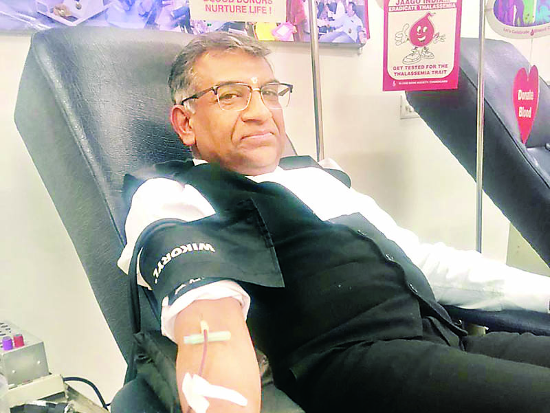 वकील अमर विवेक ने 150वीं बार किया रक्तदान
