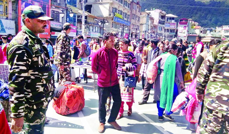 पड्डल से खदेड़े, तो इंदिरा मार्केट में सजाई फडि़यां पड्डल से खदेड़े, तो इंदिरा मार्केट में सजाई फडि़यां