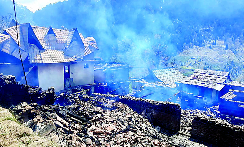 रोहड़ू में जिंदा जला युवक, सात मकान राख