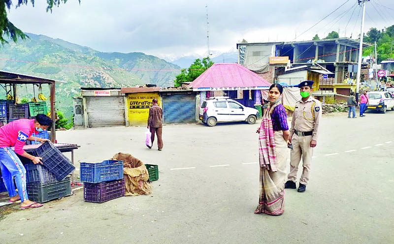 Chamba: कर्फ्यू ढील के बाद भी दुकानें खुली रखने पर कड़ी कार्रवाई, एसडीएम ने सील कीं दुकानें