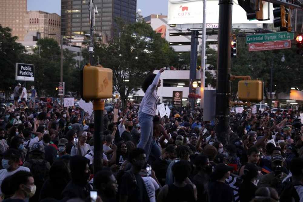 अमेरिक में अश्वेत नागरिक की पुलिस हिरासत में मौत पर जोरदार प्रदर्शन, हिंसक झड़प के बाद लगाया कर्फ्यू
