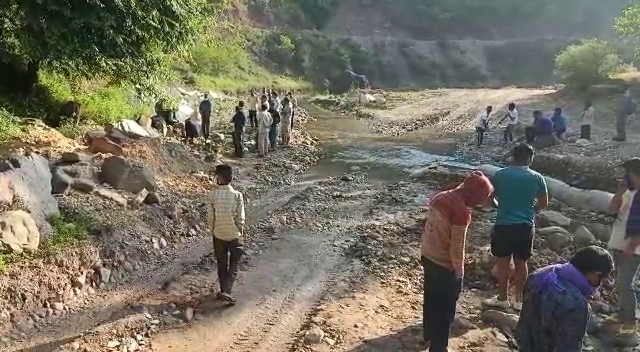 चोरी की नीयत से आए तीन युवकों में से एक की खड्ड में गिरने से मौत, दो अन्य साथियों को लोगों ने दबोचा चोरी की नीयत से आए तीन युवकों में से एक की खड्ड में गिरने से मौत, दो अन्य साथियों को लोगों ने दबोचा