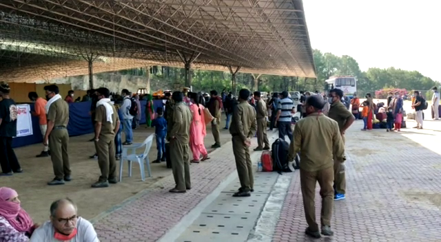 क्वारंटाइन सेंटर में पहुंचे मुंबई से आए लोग, प्रशासन ने शुरू की स्क्रीनिंग क्वारंटाइन सेंटर में पहुंचे मुंबई से आए लोग, प्रशासन ने शुरू की स्क्रीनिंग