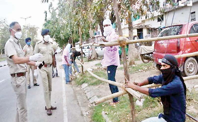 घरों में बंद लोगों के विरोध के बाद शुक्रवार को चंडीगढ़ सेक्टर-30बी से हटी बंदिशें