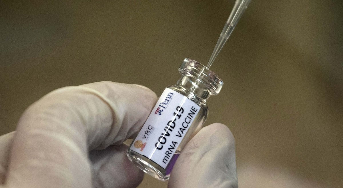 कोरोना के कहर के बीच एक नहीं दो खुशखबरियां, अमरिका-चीन वैक्सीन बनाने के करीब