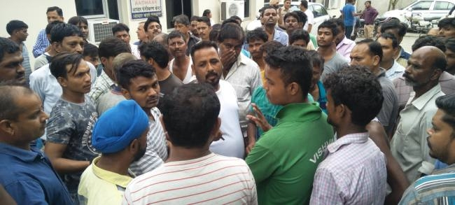 शास्त्री मार्केट में रेहड़ी लगाने पर हंगामा, डीएसपी कृष्ण कुमार मौके पर पहुंचे और मामला सुलझाया