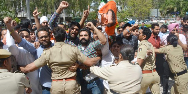 जेईई-नीट एग्जाम के विरोध में चंडीगढ़ कांग्रेस का प्रदर्शन, पुलिस के साथ  हाथापाई