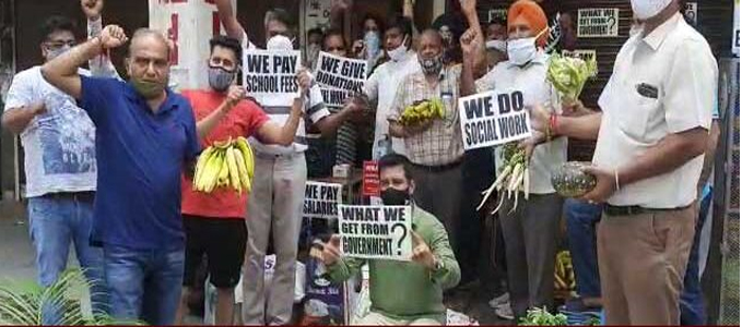 चंडीगढ़ प्रशासन के वीकेंड लॉकडाउन के फैसले से भड़के दुकानदार, जगह-जगह विरोध प्रदर्शन