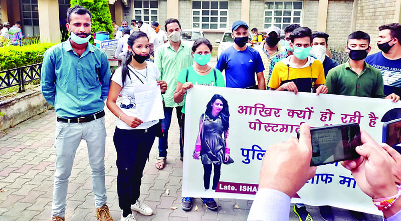 कांगड़ा: विवाहिता की मौत पर बिफरे साथी छात्र कांगड़ा: विवाहिता की मौत पर बिफरे साथी छात्र