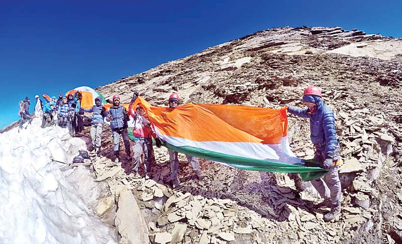 माउंट फ्रेंडशिप पर फहराया 50 फुट का तिरंगा