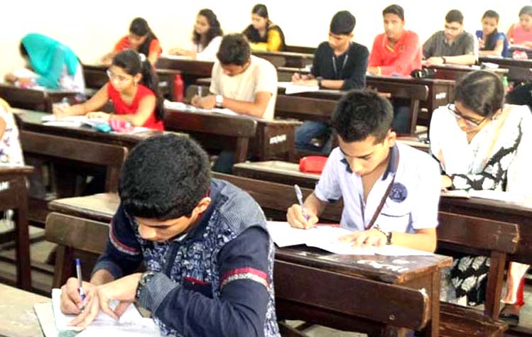 Exam : स्कूली परीक्षाओं का शेड्यूल बदला, शिक्षा विभाग ने प्रैक्टिकल एग्जाम में किया फेरबदल