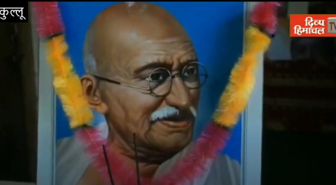 Mahatma Gandhi: प्रदेश में पुण्यतिथि पर याद किए बापू, दो मिनट का रखा मौन, फूल भी चढ़ाए
