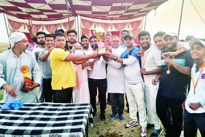 नगरोटा सूरियां की टीम ने जीती क्रिकेट ट्रॉफी