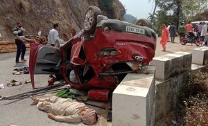 चंबा के लोदरगढ़ में बीच सड़क पलटी कार; तीन लोगों की मौके पर ही मौत, दो सवार जख्मी