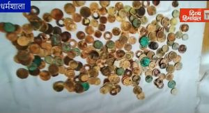 बैजनाथ के महाकाल मंदिर में मिला खजाना, सफाई के दौरान हाथ लगे 600 से अधिक दुर्लभ सिक्के