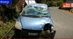 गोपालपुर में चिडिय़ाघर के सामने पहाड़ी से टकराई कार, सवार घायल, ओवरस्पीड से हुआ हादसा