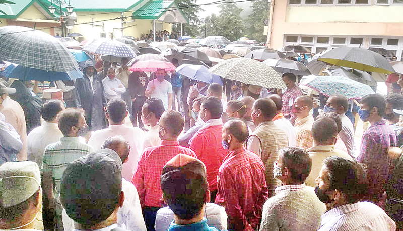 मांगें न मानने तक नहीं छोड़ेंगे मुख्यालय, कुमार हाउस में तकनीकी कर्मचारियों का प्रदर्शन