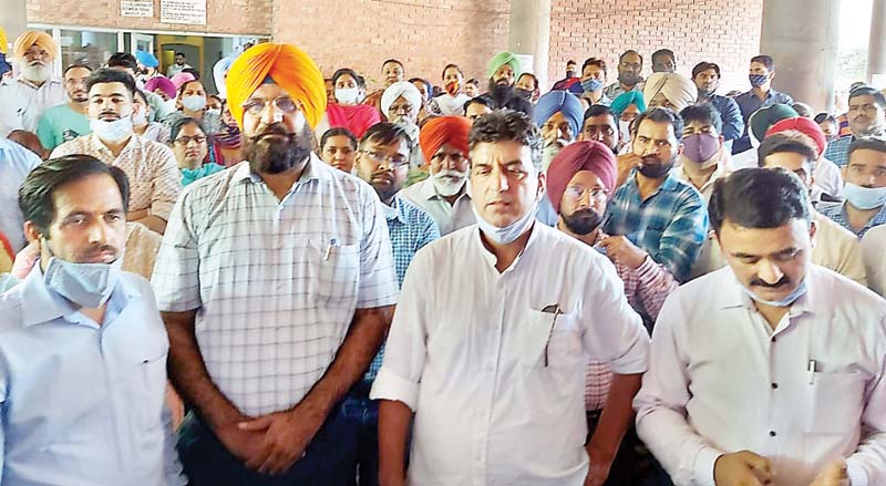 सचिवालय पे पर हिमाचल-पंजाब एक, वेतन बढ़ोतरी को लेकर पड़ोसी राज्य में प्रदर्शन में शामिल हुए कर्मचारी