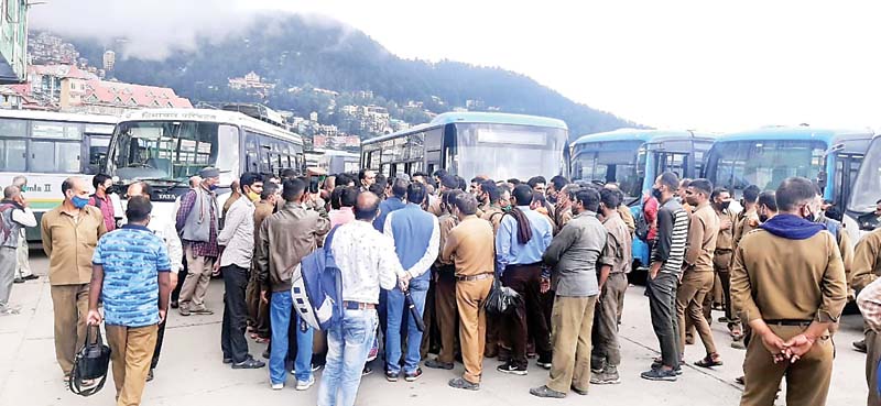 एचआरटीसी कर्मचारी भड़के, चक्का जाम कर परिवहन मंत्री, निगम प्रबंधन के खिलाफ नारेबाजी