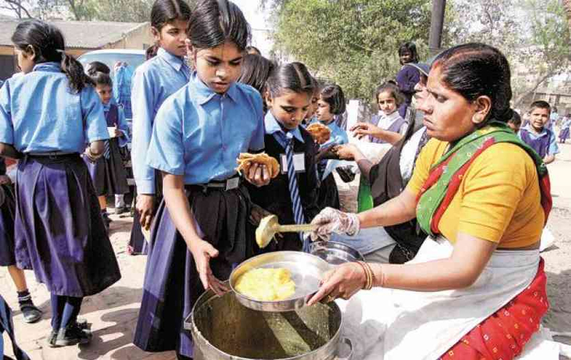 पहले टीका लगाओ; फिर खाना बनाओ, 20 फीसदी मिड-डे मिल वर्करों को नहीं लगा टीका