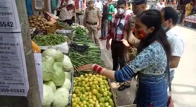 खाद्य सुरक्षा विभाग की टीम ने शहर में फिंकवाई खराब सब्जियां और फ्रूट