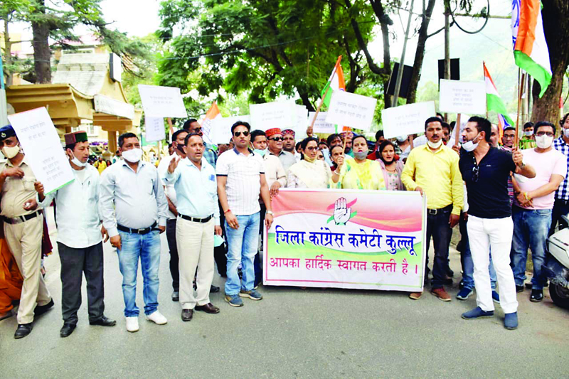 बाहरी राज्यों के युवाओं को नौकरी का विरोध, ढालपुर में कांग्रेस ने किया प्रदर्शन
