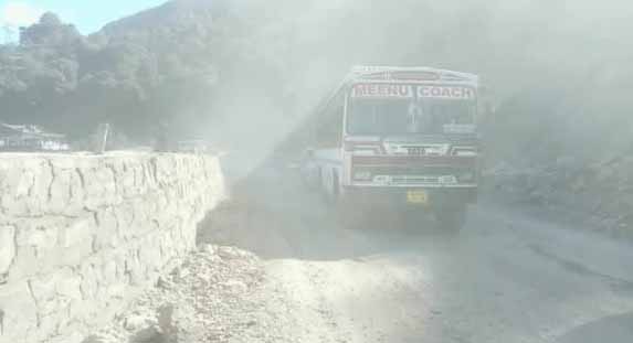 पहाड़ों के कटान से सड़क पर फ़ैल रही मिट्टी, वाहन चालक परेशान