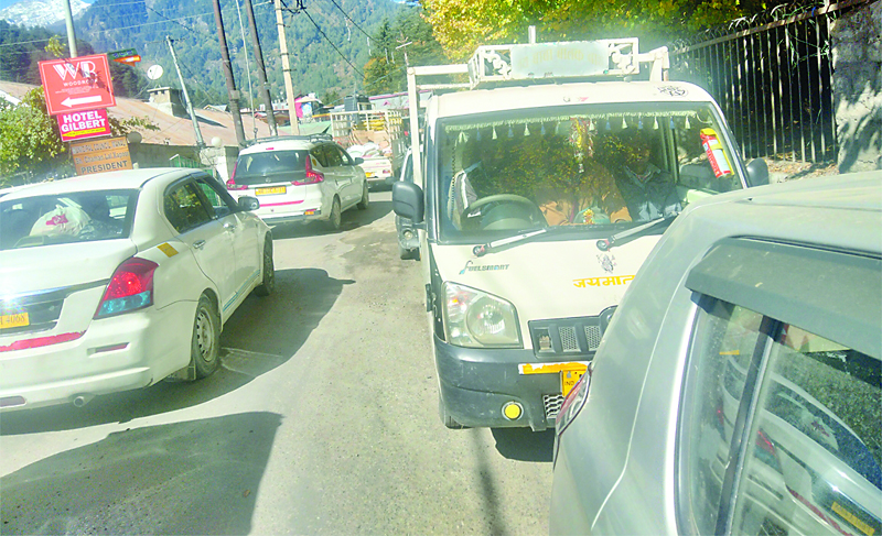 मनाली-हिडिंबा मार्ग पर लंबा जाम, घंटों रेंगते रहे वाहन