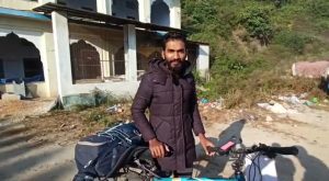 केरल से कश्मीर के लिए साइकिल पर यात्रा, लोगों को भाईचारे का पैगाम दे रहा यह शख्स