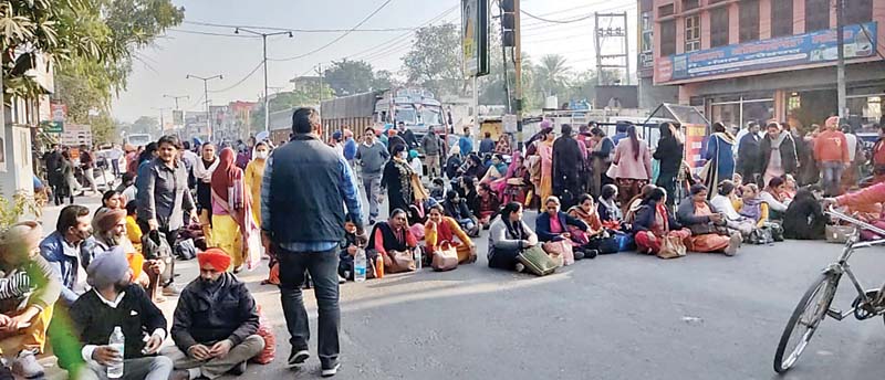 सीएम चन्नी के घर के बाहर धरना, कम्प्यूटर शिक्षकों ने जाम किया चंडीगढ़ हाई-वे