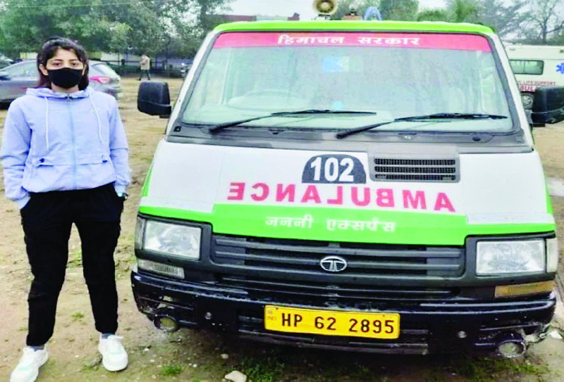 नैंसी प्रदेश की पहली महिला एंबुलेंस ड्राइवर, 22 वर्षीय होनहार ने प्रशिक्षण प्राप्त कर नूरपुर में संभाला कार्यभार