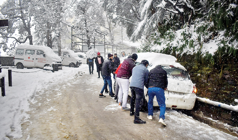 Snowfall : बर्फबारी ने हिमाचल में फिर जाम किया जनजीवन, एक की मौत
