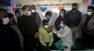कोरोना महामारी पर एक और प्रहार: मंडी में मुख्यमंत्री ने किया टीकाकरण अभियान का शुभारंभ