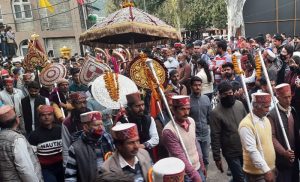 Mandi Shivratri: अंतरराष्ट्रीय महोत्सव में पहुंचे मंडी जनपद के अराध्य बड़ा देव कमरूनाग