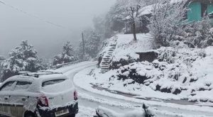 HIMACHAL NEWS: बर्फबारी ने हिमाचल की ओर खींचे सैलानी, पर्यटक स्थलों पर लगा मेला