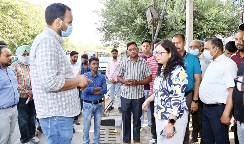 बुड़ैल के मोटर बाजार से जल्द हटेगा अतिक्रमण, अनिंदिता मित्रा ने शहर के पैदल दौरे के दौरान प्रवर्तन विंग को दिए आदेश