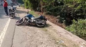 Hamirpur News: मट्टनसिद्ध में बाइक और ट्रक में जोरदार भिड़ंत, मोटरसाइकिल के उड़ गए परखच्चे