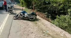 हमीरपुर के मट्टनसिद्ध  में बाइक और ट्रक में जोरदार भिड़ंत, मोटरसाइकिल के उड़ गए परखच्चे